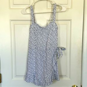 HOLLISTER • Women’s Blue and White Floral Romper Dress Size- Small